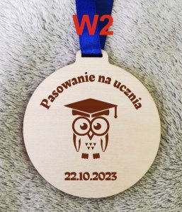 medal-pasowanie-ucznia-przedszkolaka-grawer-drewniany-prezent-kod-producenta-medal-grawer