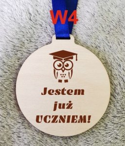 medal-pasowanie-ucznia-przedszkolaka-grawer-drewniany-prezent-informacje-dodatkowe-z-grawerem